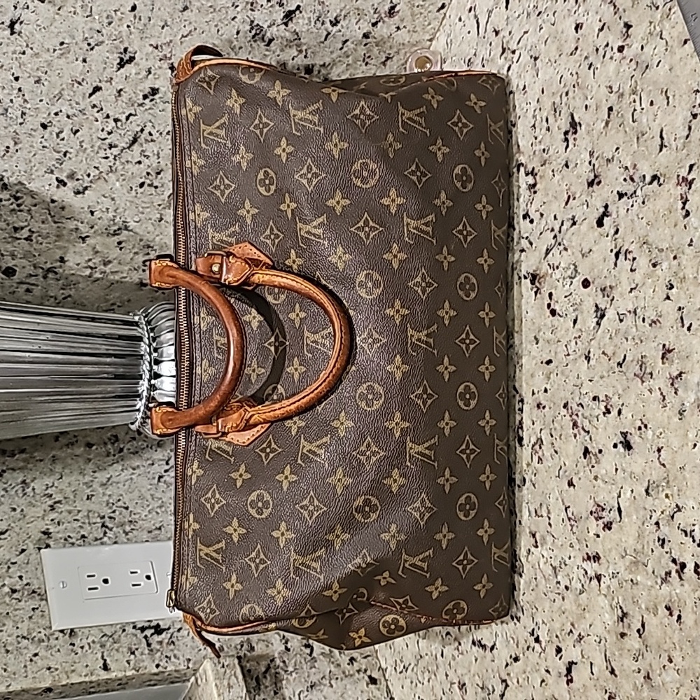 Louis Vuitton Speedy 40 corner rub darken handles zipper tag missing see picture